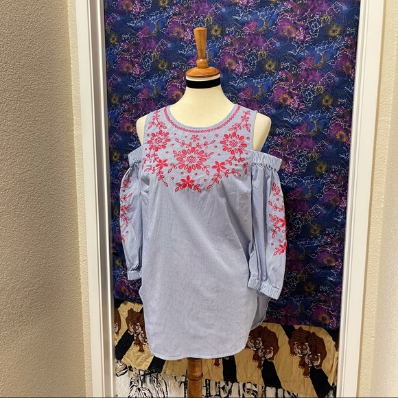 🌈 Beautiful Embroidered flowers top - Picture 4 of 12